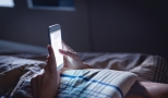هل تعلم ما يحدث لجسمك عند استخدام الهاتف قبل النوم مباشرة