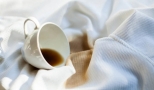 طرق لإزالة بقع الشاي من الملابس من دون تلف أو ضرر للملابس