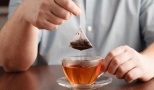 أكياس الشاي المستعملة يمكن الإستفادة منها فلا تتخلصي منها